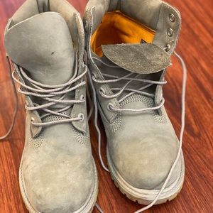 Womens size 4/5, runs small, brand new never worn outside